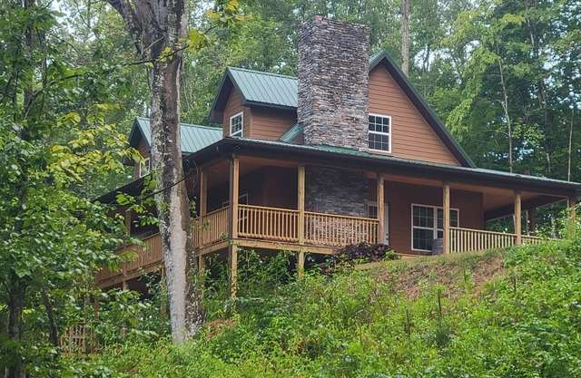 Charming 4-bedroom Cabin in Rogersville with Fireplace