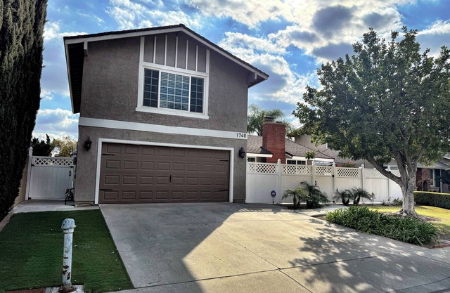 Charming 4-bedroom house, with 9 beds and AC and WiFi in West Covina