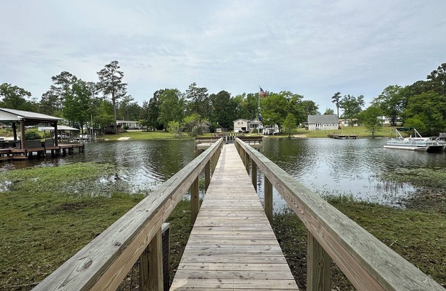 Charming 4-bedroom WATERFRONT house with AC and WiFi on Lake Marion