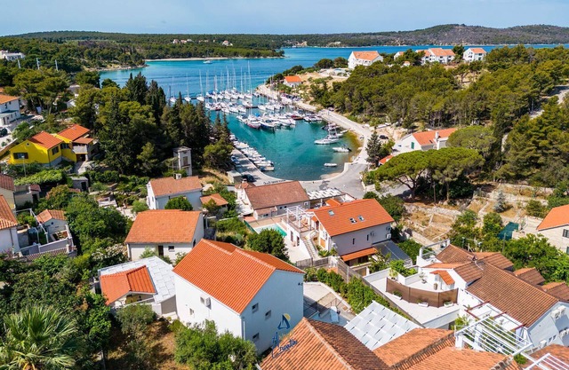 Encantadora villa de 4 dormitorios con piscina climatizada y vistas al mar, cerca de la playa.