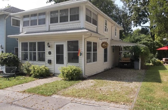 Charming 4 Bedroom Cottage in Lakeside w/ 4 person golf cart and linens