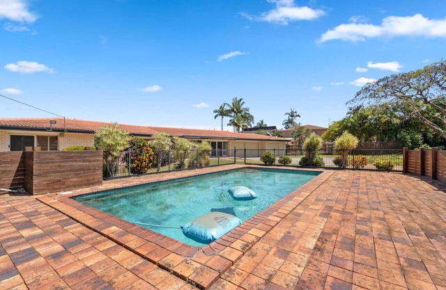 Charming 4BR House w/Pool& Parking near Sunnybank