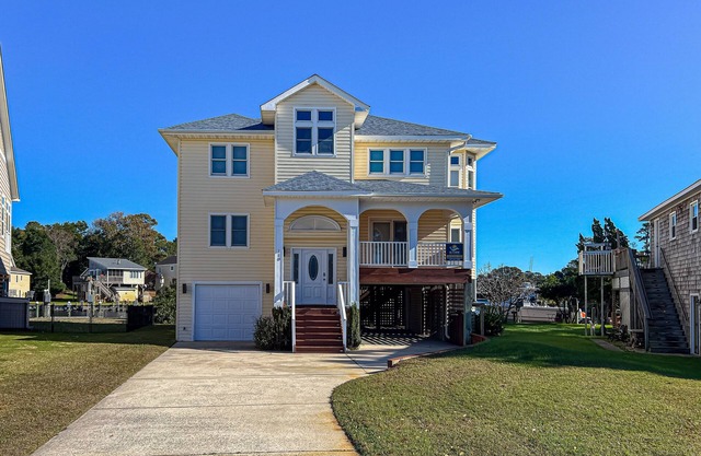 Charming 4BR waterfront home with Private Hot Tub