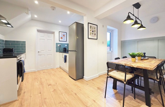 Charming 5-Bed Winchester Home with Garden and Parking