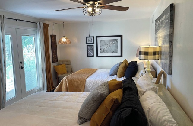 Charming 5-bedroom farmhouse with AC and WiFi in historic Concho