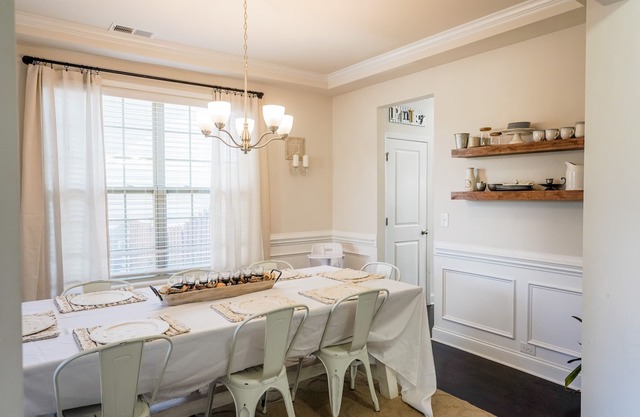 Charming 5 Bedroom Spacious Home 12 mins to Downtown Greenville