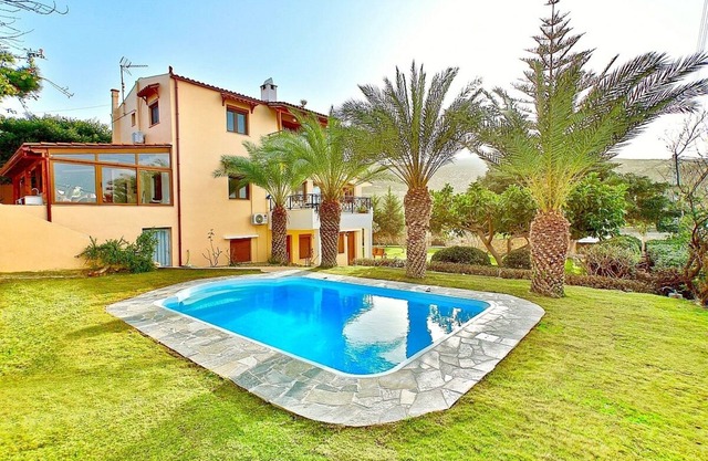 Charming 5-Bedroom Villa, Large Garden, Private Pool, Sea View - 800 m to a Sandy Beach in Karteros