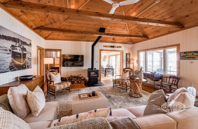Charming 5bdrm 2bath island cottage on Lake Muskoka! Sunsets! Sauna!