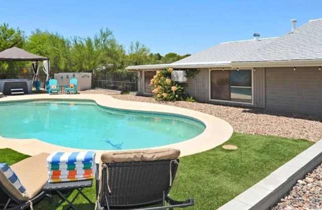 Charming 5BR w/ Heated Pool/Hot Tub/BBQ/Mtn Views