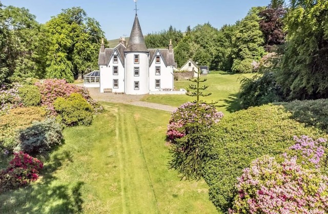 Charming 7-Bed Estate House near Gleneagles
