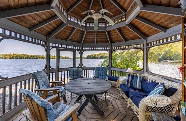 Charming 8 bed 4 bath cottage/bunkie/boathouse on Lake Muskoka