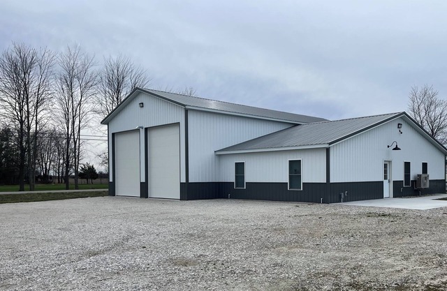 Charming 8 person, 2-bedroom barndominium with WiFi, AC in gorgeous Oak Harbor.