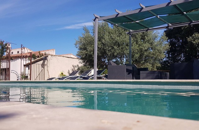 Encantadora casa de campo con aire acondicionado, wifi y una gran piscina.