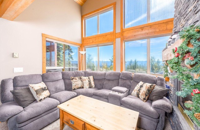 Charming Alpine Retreat w/ Private Hot Tub