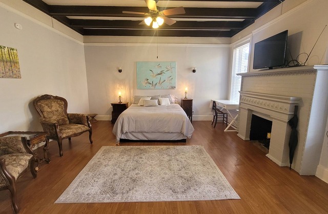 Charming and Classic 1 Br apt #9 steps from the river and close to down town