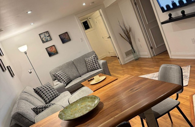 Charming and clean 2-bedrooms basement in Aurora