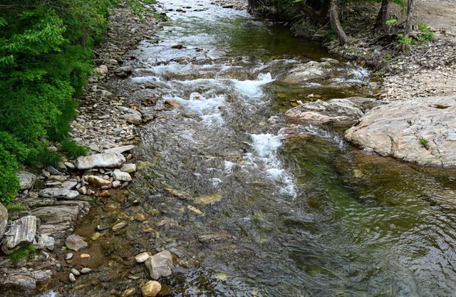 Charming and cozy 3-bedroom cabin featuring WiFi,and endless river frontage.