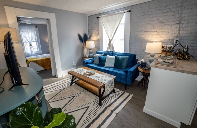 Charming and Cozy Oasis ~ Free on site parking