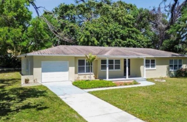 Charming and cozy 1-BR/1-BA private guest unit in beautiful St. Petersburg