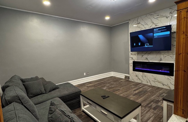 Charming and luxurious 2-bed house in Pittsburgh with AC