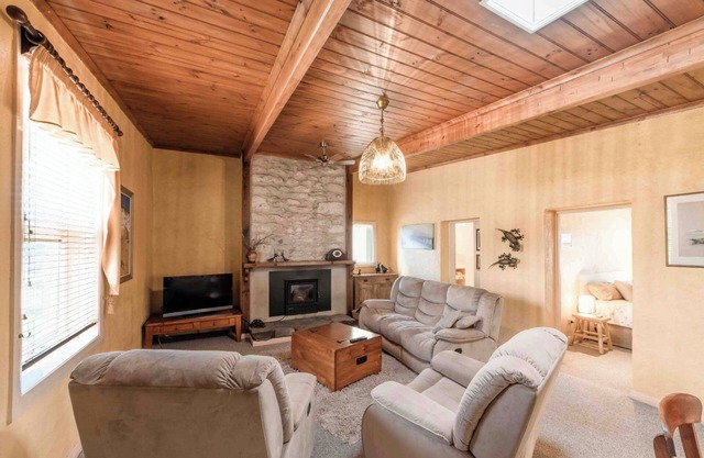 Charming and Private Cottage with Fireplace for a Cozy Island Getaway.