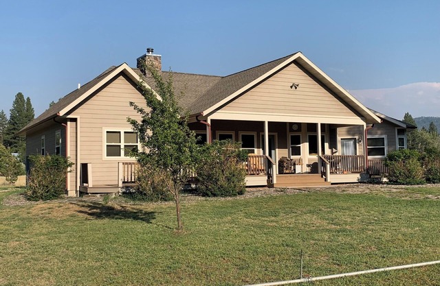 Charming and private 3-bedroom house on Camas Creek South of Hamilton