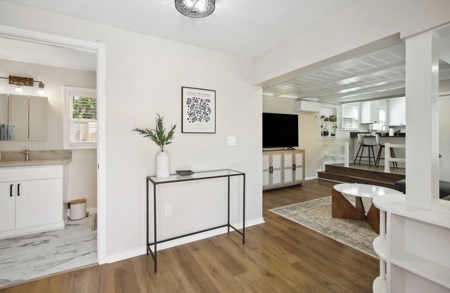 Charming and private 1bedroom cottage in Sacramento w/ large yard, WiFi and AC