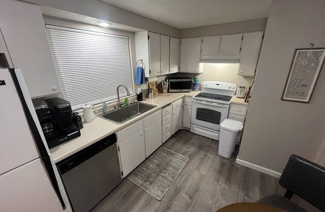 Charming and relaxing 2-bedroom house in quaint Springfield with AC.