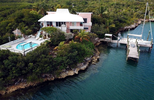 Encantadora y aislada casa en la bahía con piscina, muelle, vistas.