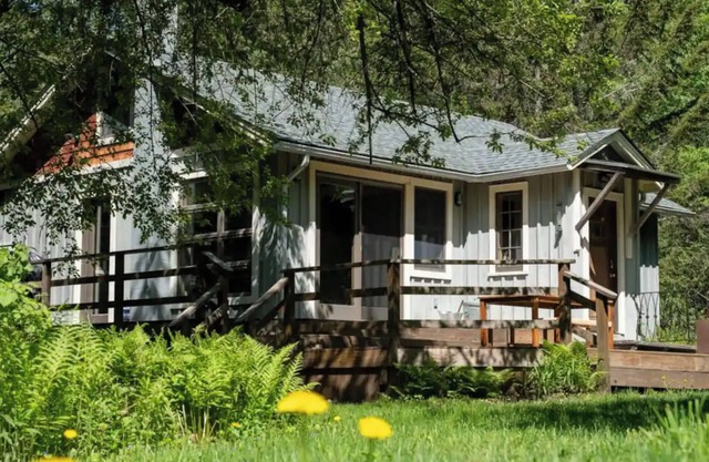 Charming and secluded 2-bedroom cottage in the Catskills with WiFi and AC