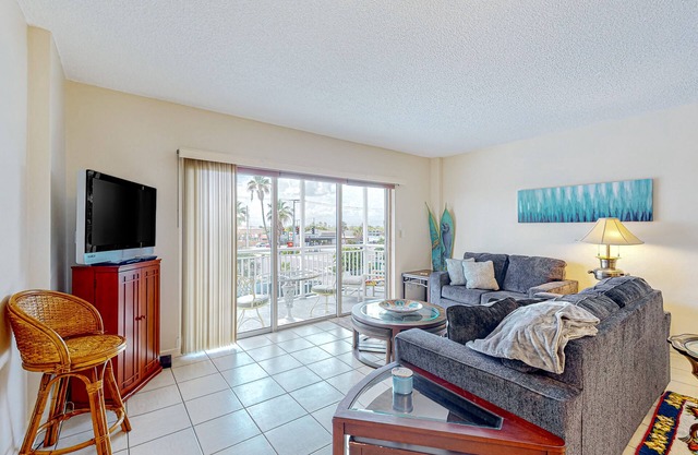 Charming and spacious apartment near the beach with inviting patio