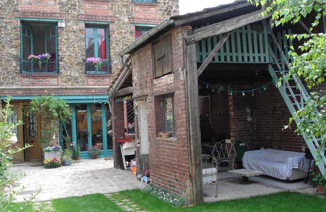 Charming and spacious house, for 12p. Garden, Parking lots, 5' away from metro
