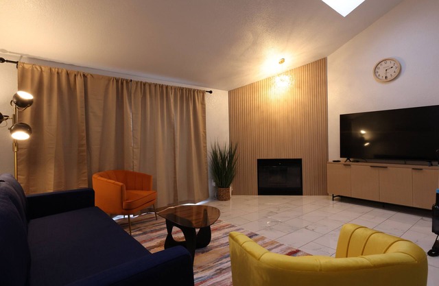 Charming and Trendy 2-bedroom condo for shopping and entertainments.