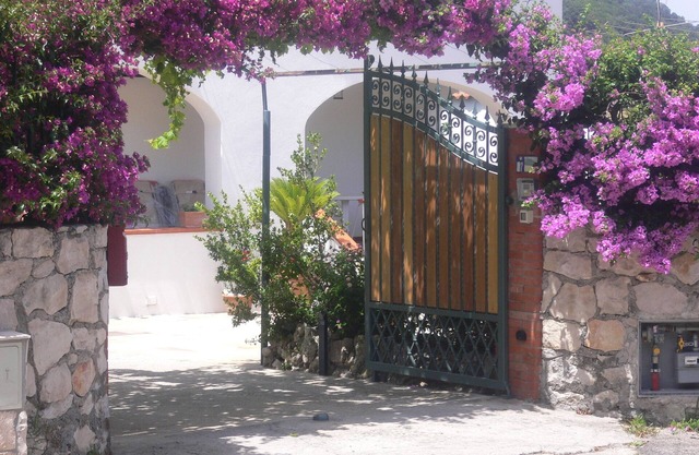 Apartamento en villa 'Bouganville' con vistas al mar y la montaña