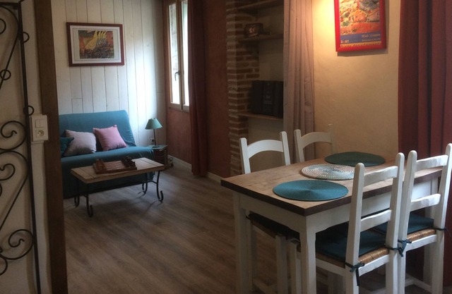 Charming apartment, in a beautiful stone house, less than 10km from the beaches.