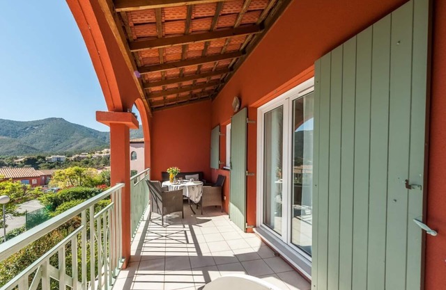 Charming apartment for 2 persons in quiet location, sea view, communal pool