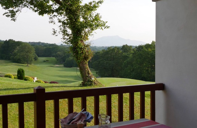 Bassussarry: APARTAMENTO CON ENCANTO S / GOLF DE MAKILA CON PISCINA, CERCA DE BIARRITZ Y ANGLET