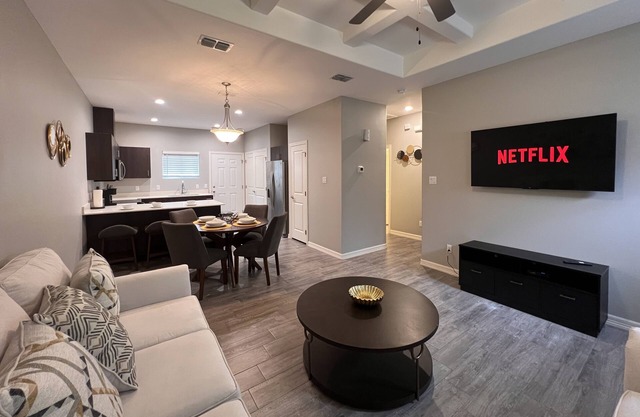 Charming apartment in Weslaco with EV Charger