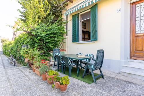 Charming Apartment near the Sea with Patio!