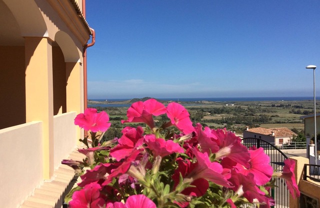 Encantador apartamento en la ladera de la montaña cerca del mar