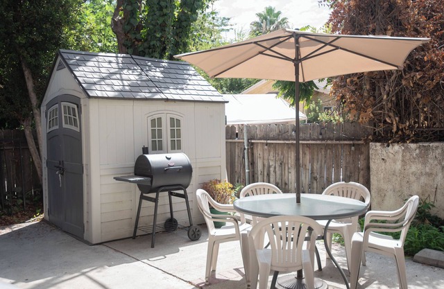 Charming apartment in Toluca Lake, CA close to every major studio