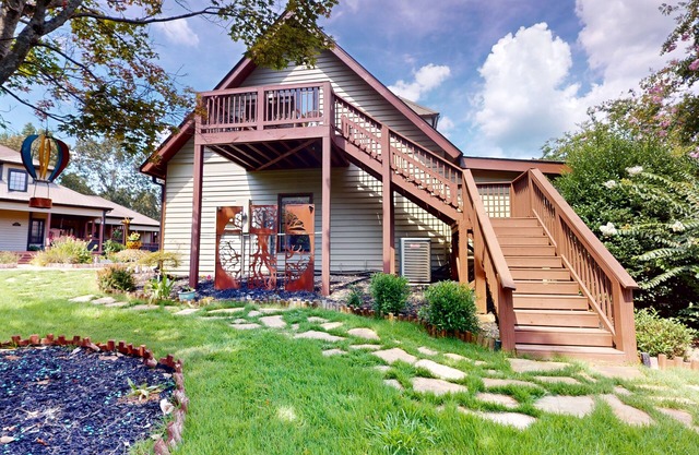 Charming apartment with access to shared infinity pool, hot tub & private deck