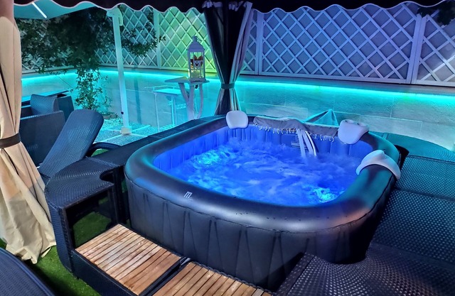 Charming Apartment with Jacuzzi Pool