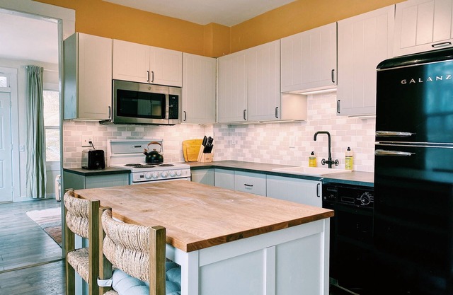 Charming Apt in Dwntwn The Dalles w/ Epic Views!