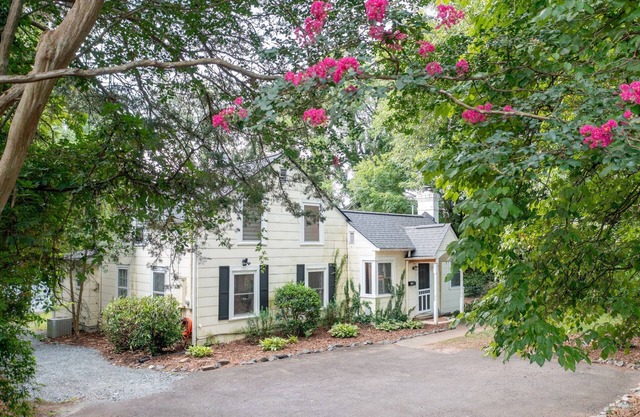 Charming Ardmore Bungalow I 2BR + Bonus Room I 2 Bath I Spacious Yard