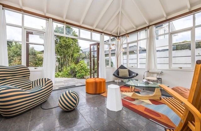 Charming art-deco 3 Bdrm bungalow in city-fringe