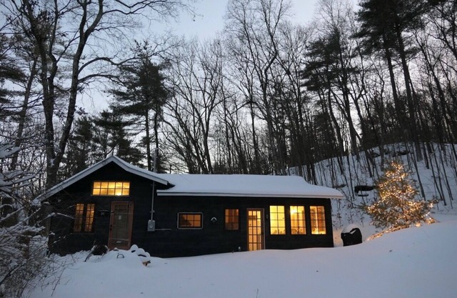 Charming Artist Cottage in Woodstock