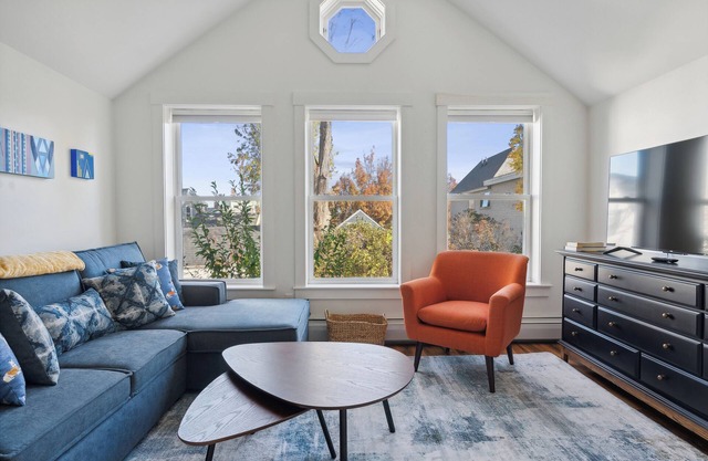 Charming artistry 1-bedroom retreat in gorgeous Portland, Maine