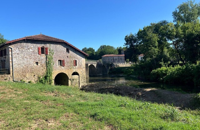 Charming atypical mill on the banks of the Bidouze river