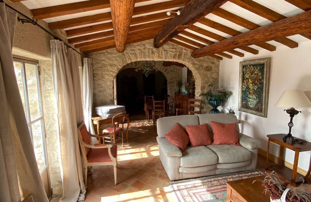 Charming and authentic stone house with swimming pool in the heart of the Luberon